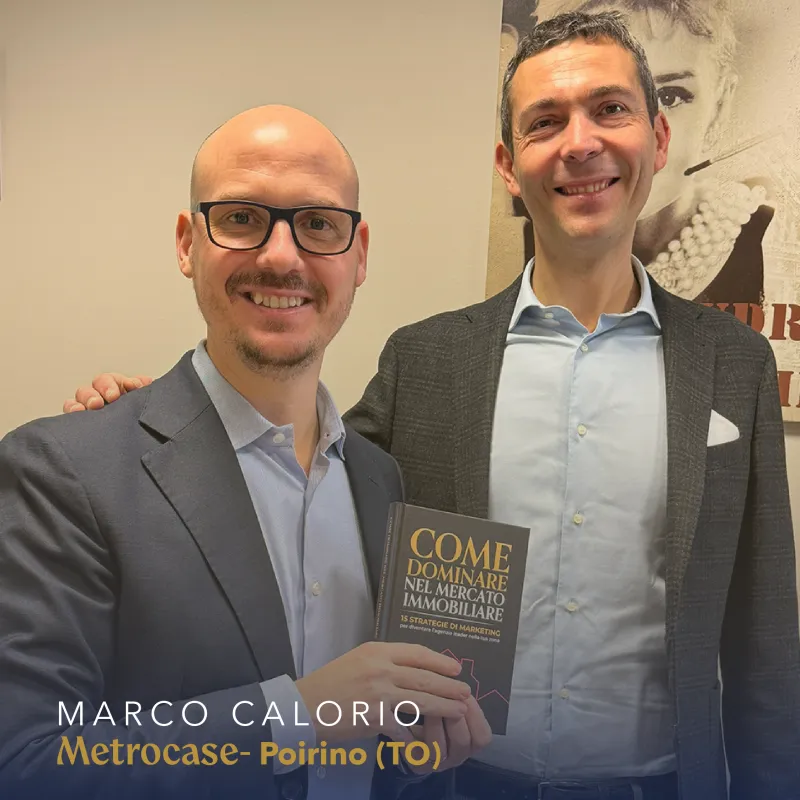 Lettore con il libro Come Dominare nel Mercato Immobiliare