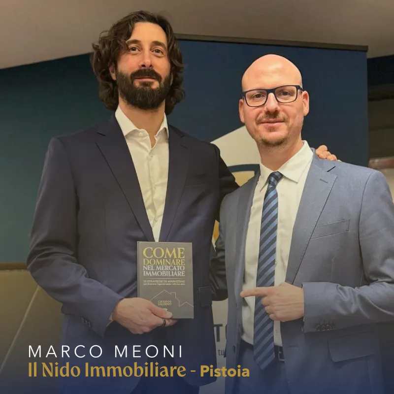 Lettore con il libro Come Dominare nel Mercato Immobiliare
