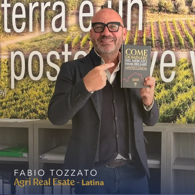 Lettore con il libro Come Dominare nel Mercato Immobiliare